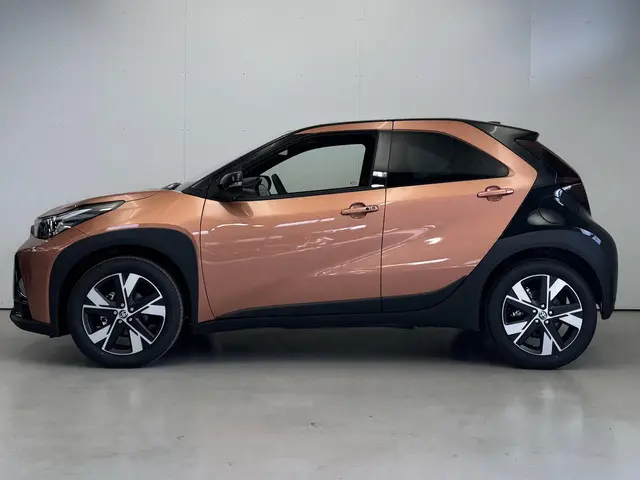 Toyota Aygo X Pulse Automaat | Ongebruikt | Ledverlichting | ACC | Carplay | Camera | Stuur-stoelver...