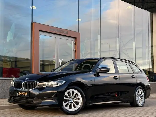 BMW 3-serie Touring 330e | Stoelverwarming | Apple Carplay | Achteruitrijcamera | Cruise |