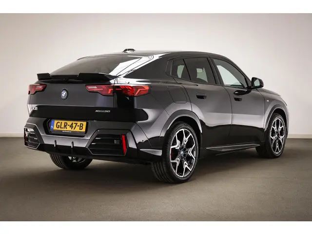 BMW iX2 xDrive30 67 kWh M-Sport Pro | PANORAMADAK | SOH 100% | STOELVERWARMING | 20" | DRIVING ASSIS...