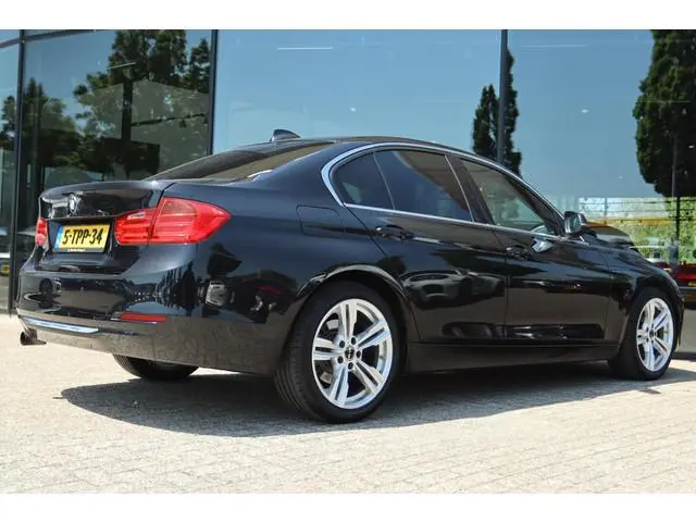 BMW 3-SERIE 316I HIGH EXECUTIVE AUT. | LEDER | NAVI | STOELVERW. | PDC | LMV