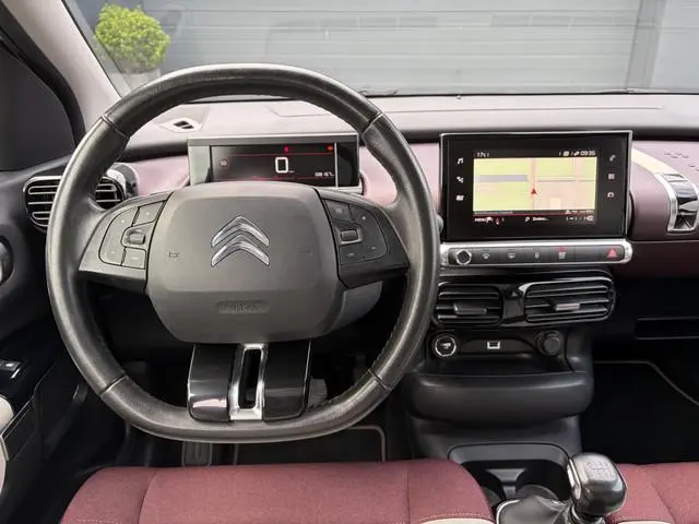 Citroen C4 Cactus 1.2 PureTech Shine 131pk,6 Bak,D-riem vv in 2024,Pano,Trekhaak,Camera,Navi,Dodehoe...