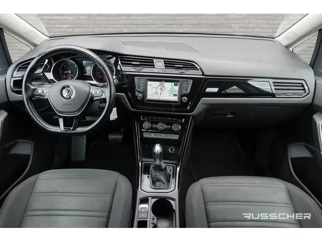Volkswagen Touran 2.0Tdi 150Pk DSG6 | 7-Persoons | Highline | Achteruitrijcamera | Trekhaak | 17''