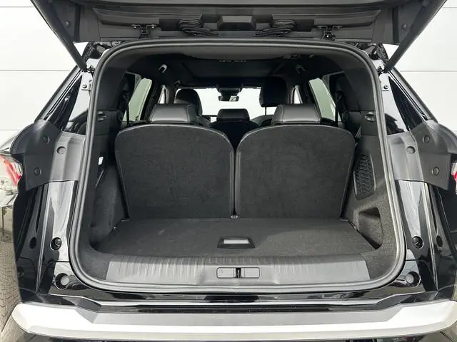 Peugeot e-5008