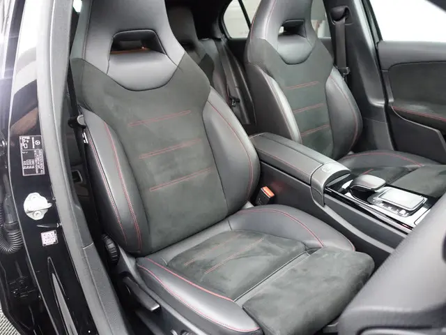 Mercedes-Benz A-klasse 180 AMG Night Edition Aut- Panoramadak, Sport Interieur, Xenon Led, Camera, S...