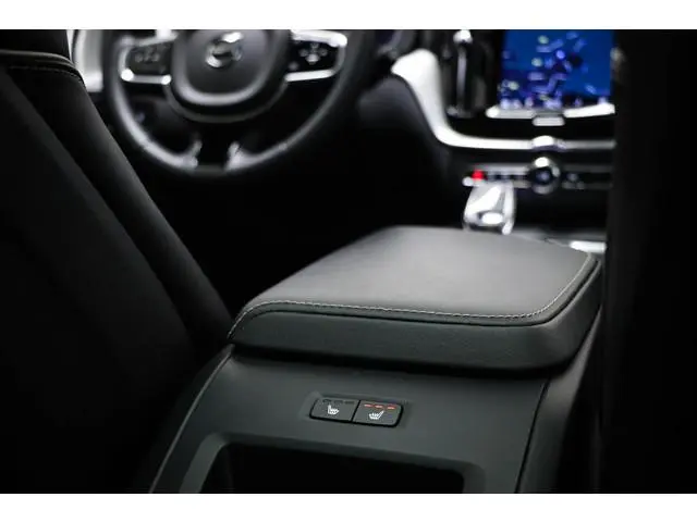 Volvo XC60 2.0 T6 Plug-in hybrid AWD R-Design | BOWER EN WILKINS | LUCHTVERING | HEAD UP | ACHTERBAN...