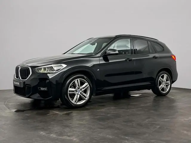 BMW X1 sDrive18i PANO - TREKHAAK - LED - 1E EIGENAAR - M SPORT - BTW