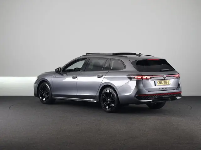 Volkswagen Passat Variant 1.5 eHybrid R-Line Edition 204 PK | Navigatie | Camera | wegklapbare trekh...