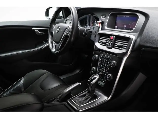 Volvo V40 2.0 T4 Business Sport | HALF LEDER | STOELVERWARMING | CAMERA | TREKHAAK AFNEEMBAAR