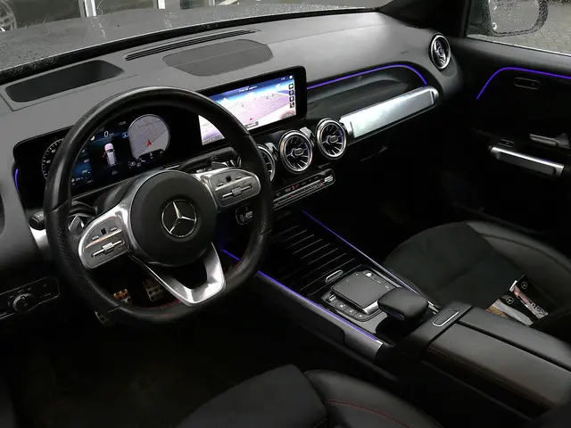 Mercedes-Benz GLB 180 AMG Line 7p. Distronic | Panoramadak
