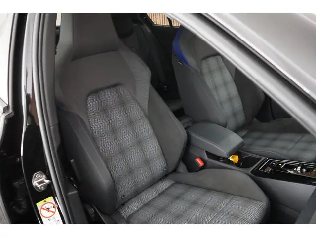 Volkswagen Golf 1.5 eHybrid GTE 272pk Trekhaak Camera Stoelverwarming HUD Navigatie